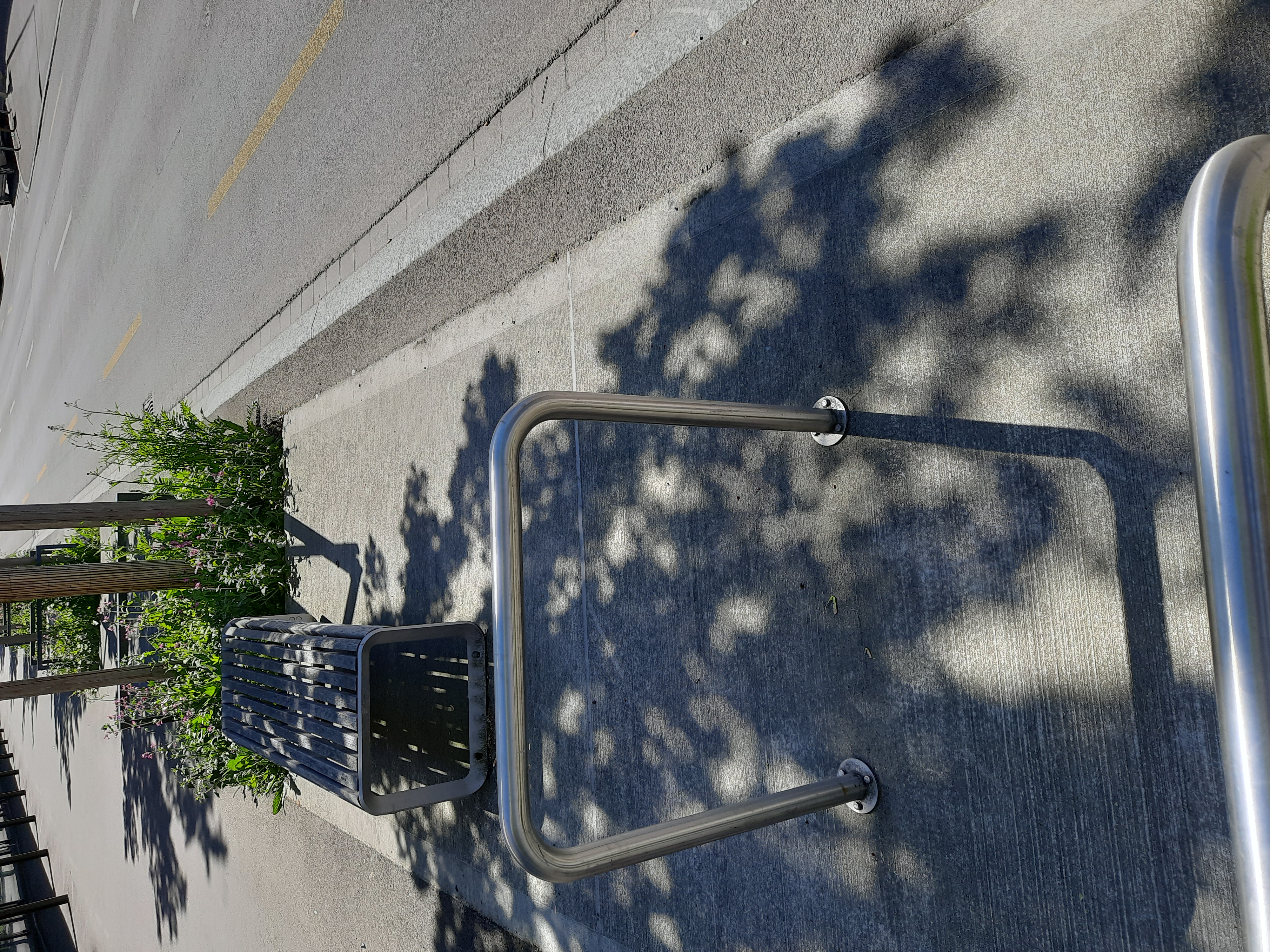 Bank- und Straßenlage mit
Natur